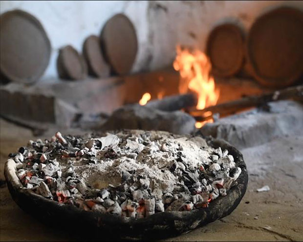 У каменом селу на Старој планини прави се хлеб на начин стар 7.000 година